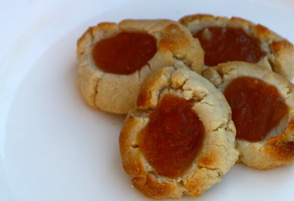 Delicious, melt-in-your-mouth apricot almond thumbprint cookies. Yum!