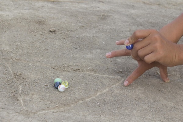 boy play marble vietnamese