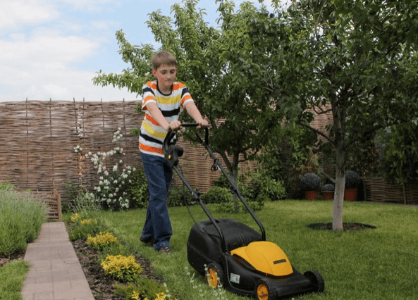  coisas que os seus filhos podem fazer para ganhar dinheiro: cortar relvados