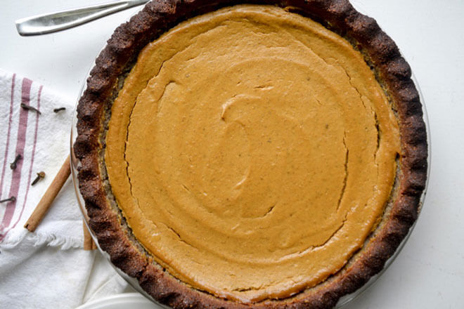 Perfectly spiced and easy to make, this homemade grain-free pumpkin pie is a wonderfully delicious way to celebrate fall flavors! https://www.intoxicatedonlife.com/2017/09/15/easy-grain-free-pumpkin-pie/