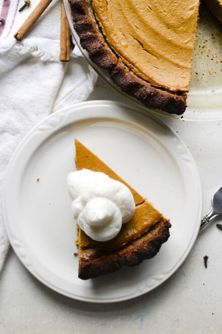 Perfectly spiced and easy to make, this homemade grain-free pumpkin pie is a wonderfully delicious way to celebrate fall flavors! https://www.intoxicatedonlife.com/2017/09/15/easy-grain-free-pumpkin-pie/