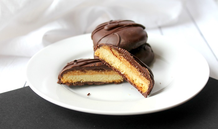 If you or someone you know are a fan of peanut butter thesecopycat keto, gluten-free tagalong cookies are sure to be a hit! Yummy. https://www.intoxicatedonlife.com/copycat-keto-gluten-free-tagalong-cookies/